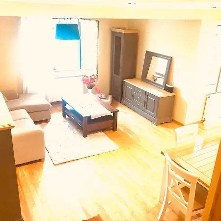 Cozy Penthouse Apartment, Free Parking *